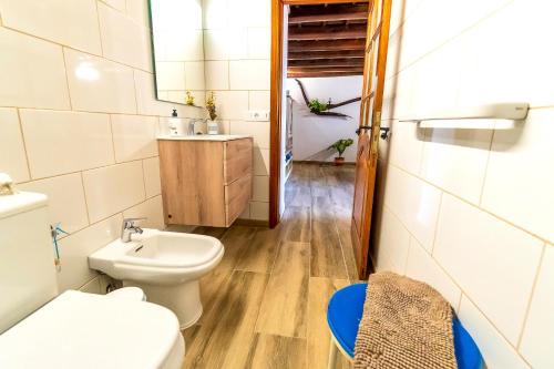 a bathroom with a toilet and a sink at Casa Rural Guiniguada in Santa Brígida