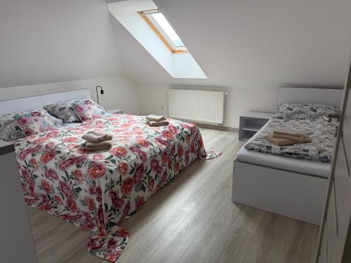 a bedroom with two beds and a window at Hradňanka Food&Beer in Predmier