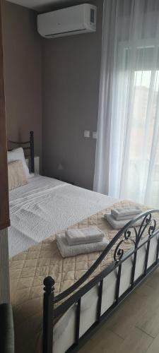 a bedroom with a bed with towels on it at Apartman Filip in Paraćin