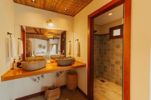 a bathroom with two sinks and a shower at Pousada Moana in Fernando de Noronha