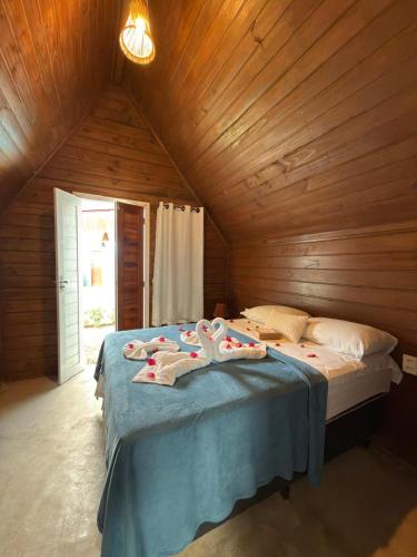 a bedroom with a bed with towels on it at Chalé Entre Ciclos Icaraizinho in Amontada