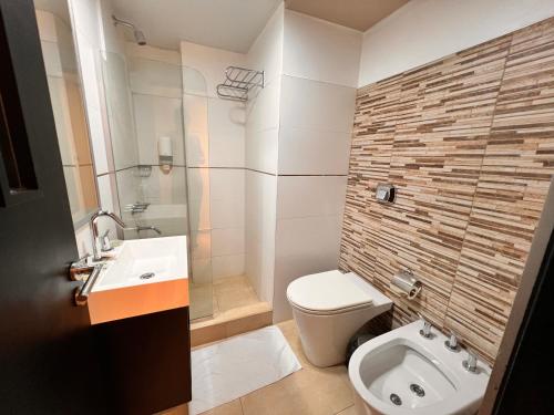 a small bathroom with a toilet and a sink at Hotel Grand Lago in Posadas