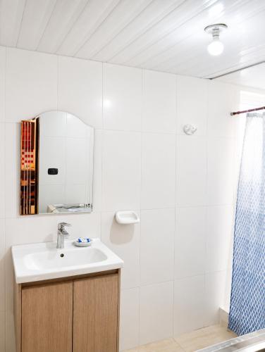 a bathroom with a sink and a shower at Sol Dominicus 1 Apartamento con Cocina Solo Adultos in La Laguna