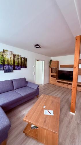 a living room with a couch and a table at Ferienwohnung im Ellertal in Bockelnhagen