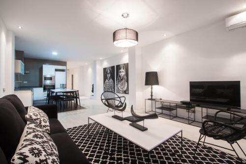 un soggiorno con un divano e una TV di Valencia Luxury - Boutique Center a Valencia
