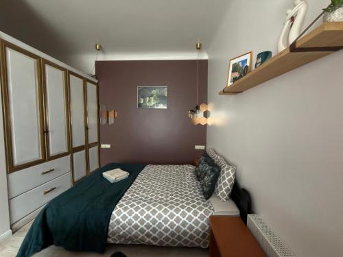 una camera da letto con un letto nell'angolo della stanza di Pērles a Līgatne