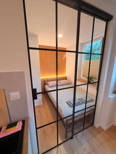 ein Zimmer mit zwei Betten in einem Zimmer in der Unterkunft CUTE FLAT centrum in Suwałki