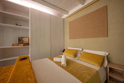 a bedroom with a large bed with yellow pillows at La Pampa Relais & Spa in Melizzano