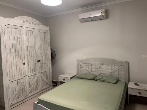 a bedroom with a bed and a chest of drawers at جايا راس الحكمه in Jalāl