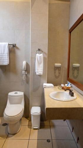 a bathroom with a toilet and a sink at Andina Principal in Machu Picchu