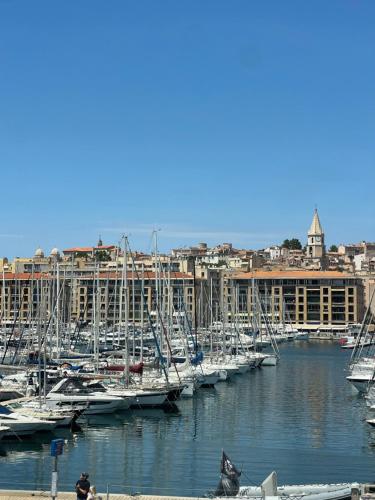 Artistic flat in trendy area, Vieux port