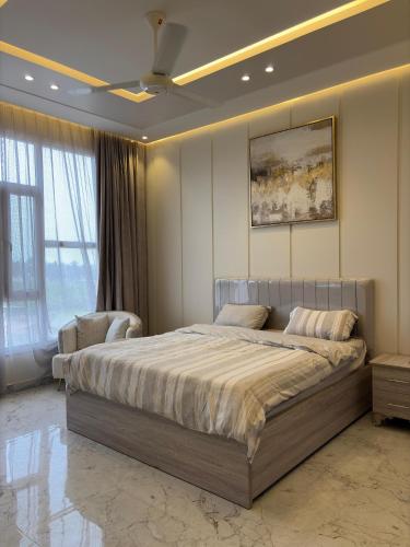 a bedroom with a large bed and a ceiling fan at بنايه بيت الشب in Ţāqah