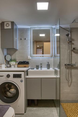 The Athenian Hub 2BR, 3 Minutes to Metro