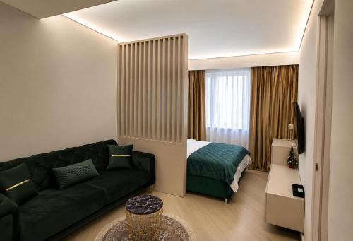 a living room with a couch and a bed at Happy Studio Luxury Cortina North in Voluntari