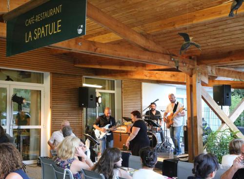 a group of people playing music in front of a crowd at Camping le Nid du Parc in Villars-les-Dombes