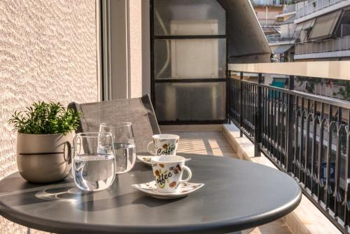 The Athenian Hub 2BR, 3 Minutes to Metro