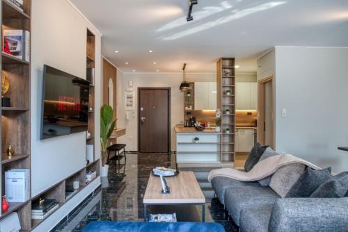 The Athenian Hub 2BR, 3 Minutes to Metro