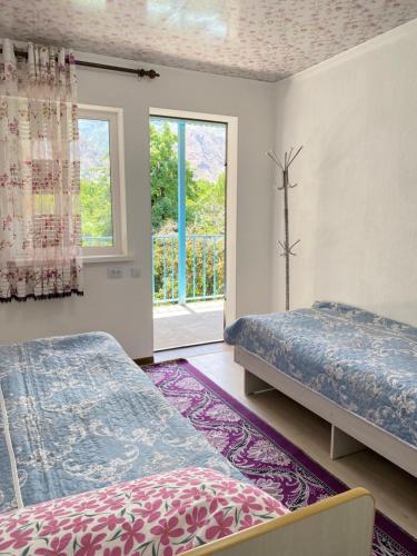 a bedroom with two beds and a window at Alaman Guest House in Kaji-Say