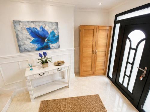 a room with a white table and a door at Casa Turística Mareira O Grove in O Grove