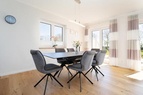 a dining room with a table and chairs at Reiterhof Rickert Glücksklee in Meeschendorf