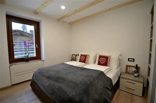 キエーザ・イン・ヴァルマレンコにあるCà Giuelのベッドルーム(大型ベッド1台、窓付)