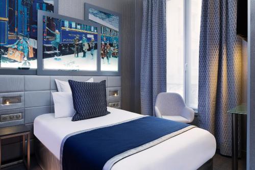 1 dormitorio con 1 cama extragrande y ventana en Palym en París
