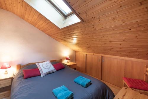 a bedroom with a bed in a wooden cabin at 6 pers, proche pistes et commerces in Morillon