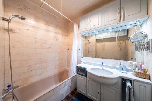 LUXURY Cannes ,2P neuf climatisé, Terrasse exceptionnelle ,parking, croisette