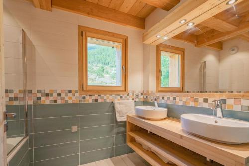 a bathroom with two sinks and a shower at Aigle in Le Monêtier-les-Bains
