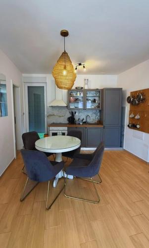 Huge Garden Cozy Apartment with jacuzzi