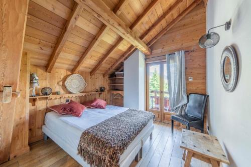 a bedroom with a bed in a wooden house at Echyllo in Forville