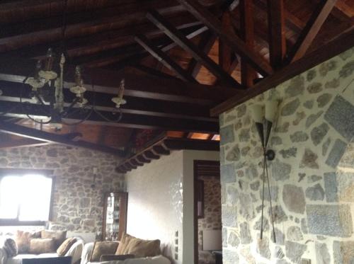 Χώρος καθιστικού στο Vargiani Stone Retreat with Fireplace & View