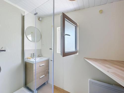 a bathroom with a sink and a mirror at Maisonnette avec jardin privé in Secondigny