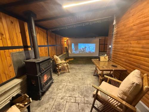 a living room with a stove and a screen at Bungavilla in Atakum
