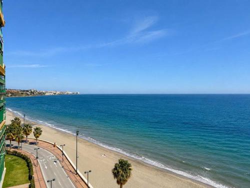 Beachfront 2 Bed Balcony & Sea Views