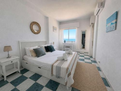 Beachfront 2 Bed Balcony & Sea Views