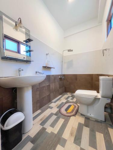 a bathroom with a sink and a toilet at Tea Pick View Ella in Ella