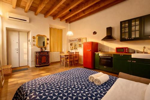 Duomo 10 Min Metro Vintage Italian Apartment