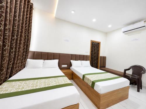 Llit o llits en una habitació de Hotel GR UJJAIN