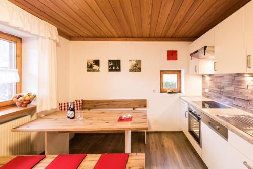 eine Küche mit einem Holztisch im Zimmer in der Unterkunft Ferienwohnungen Alpentraum - Landhaus am Bächle in Oberstdorf