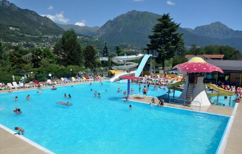 eine Gruppe von Personen in einem großen Schwimmbad in der Unterkunft Sunwaychalets Lago di Lugano in Porlezza