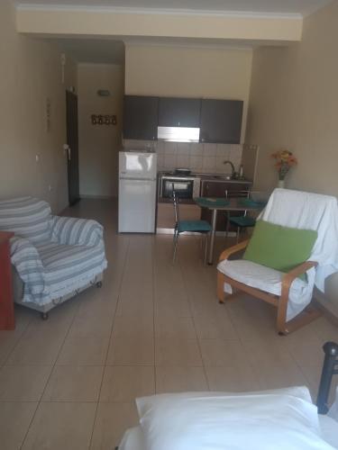 a room with a kitchen and a living room at Melinas Home in Chrysoupolis