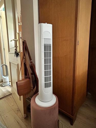 a white radiator in a room next to a door at Le Korrigan in Saint-Jacques-de-la-Lande