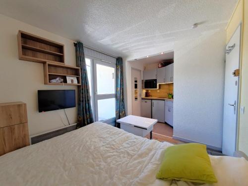 Studette aux Deux Alpes, pied des pistes