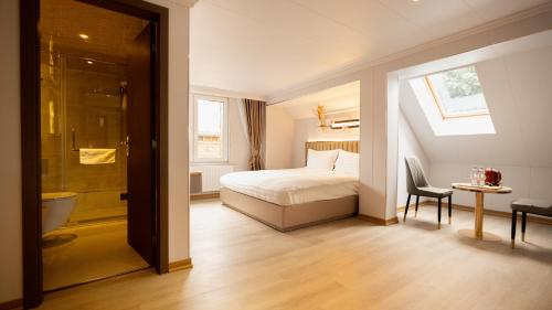 ein Schlafzimmer mit Bett und ein Badezimmer mit Dusche in der Unterkunft Zen Garten in Ahrensfelde