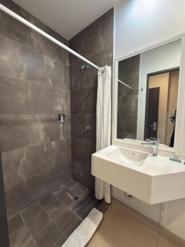 ein Badezimmer mit Waschbecken und Spiegel in der Unterkunft Vive Place in Aguascalientes