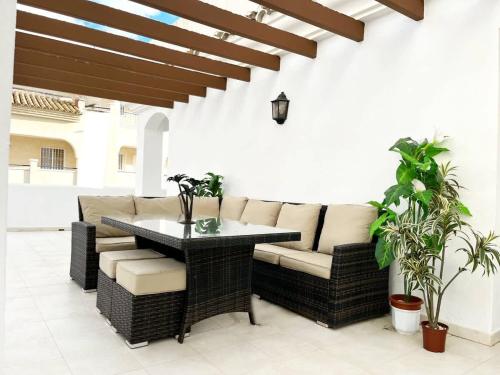 2 Bed Apartment Huge Terrace & Pool