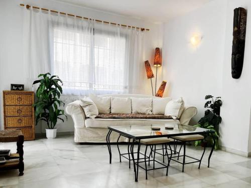 2 Bed Apartment Huge Terrace & Pool