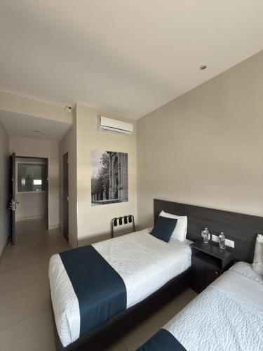 ein Hotelzimmer mit zwei Betten in der Unterkunft Vive Place in Aguascalientes