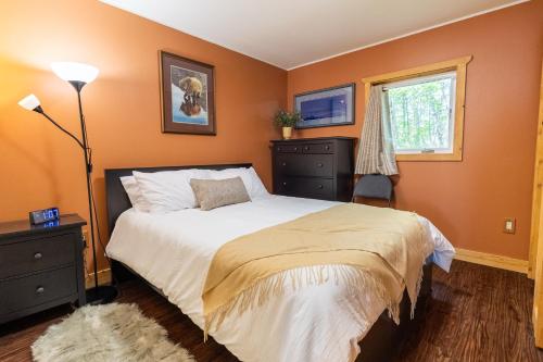 a bedroom with a large bed and a window at Alaska Adventures Lodge in Seward
